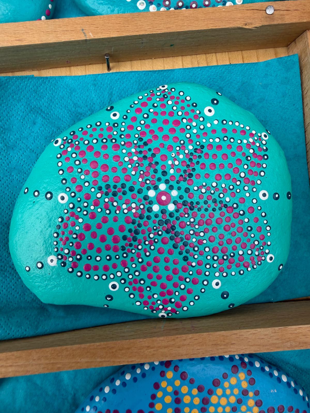 Ozeanblüten Flüstern – handbemalter Mandala-Stein, maritime Deko als Geschenkidee