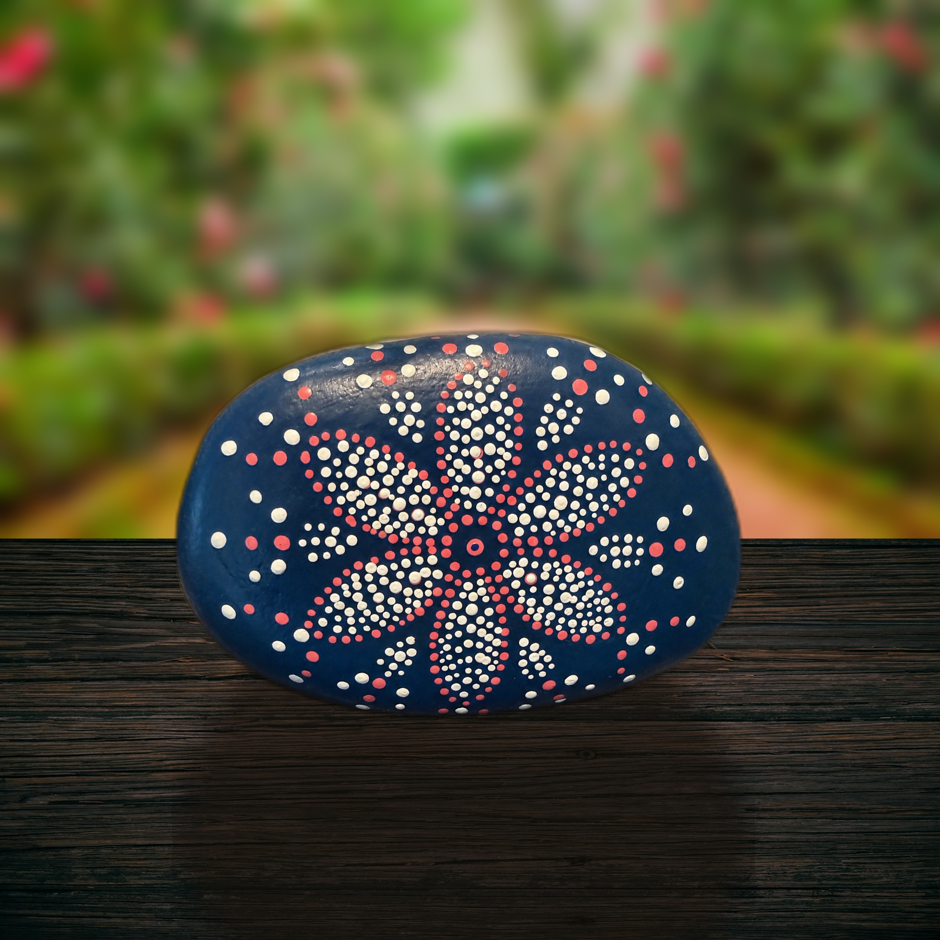 Mitternachts Blütentanz – handbemalter Mandala-Stein, Blumen- und Gartendeko als Geschenkidee
