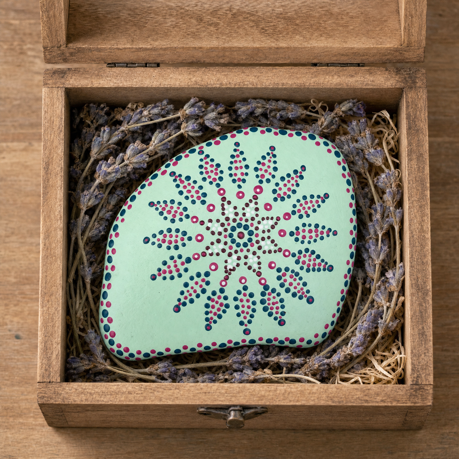 Violetter Sternenzauber – handbemalter Mandala-Stein, Deko-Unikat als Geschenkidee