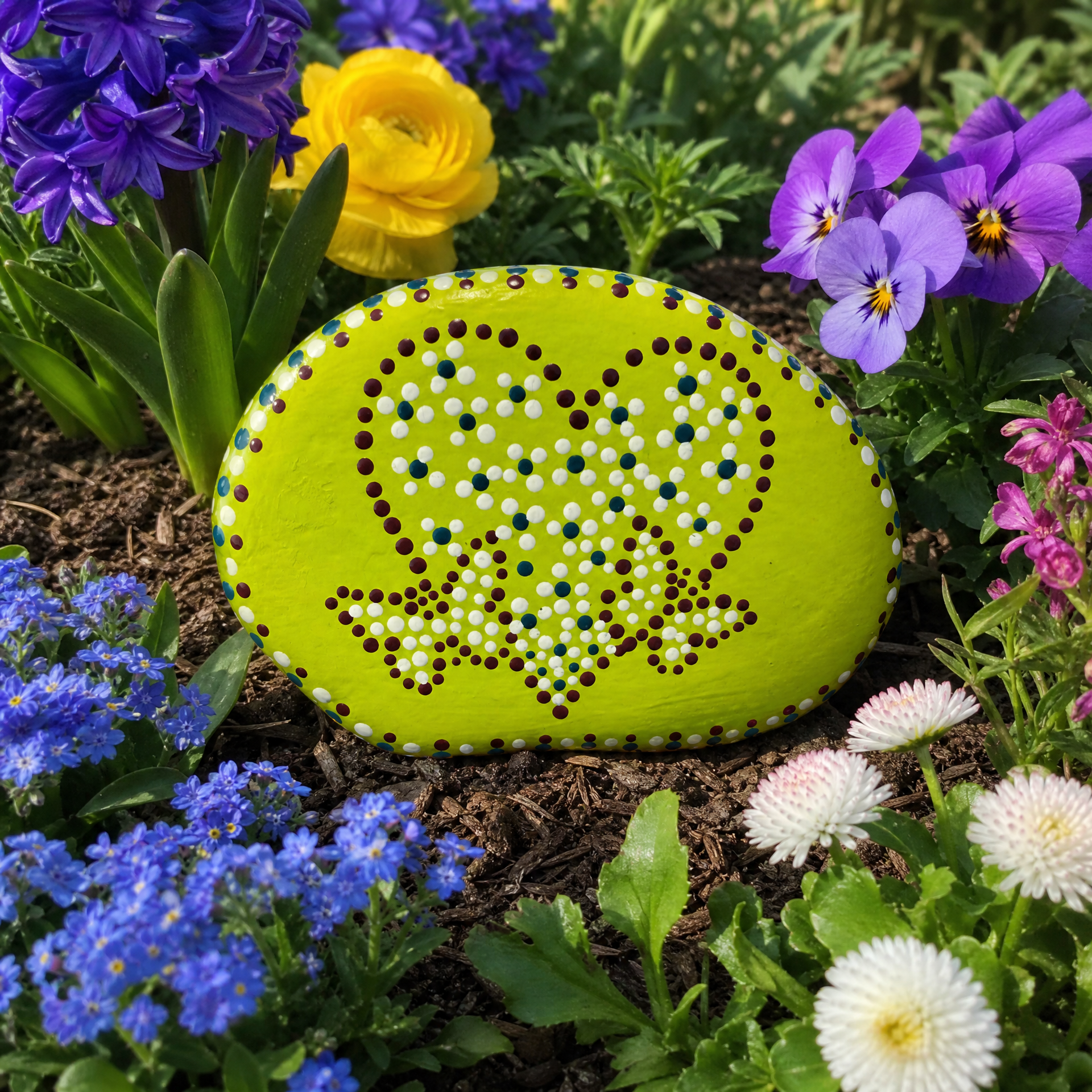 Jadegrün Herzenskreis – handbemalter Mandala-Stein, Herz-Deko als Geschenkidee