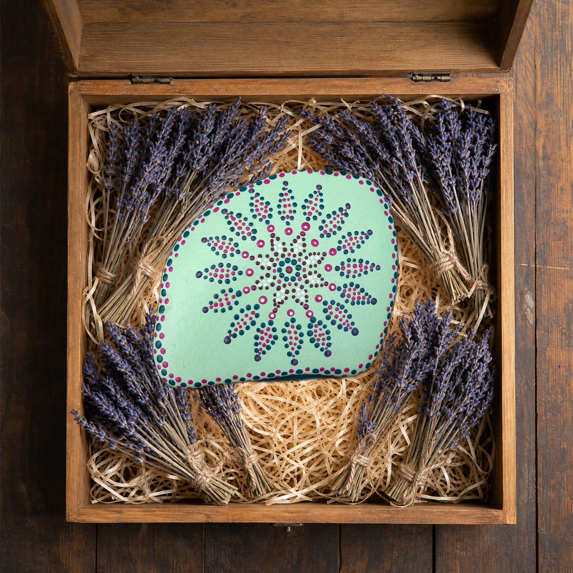 Meeresherz im Tanz – handbemalter Mandala-Stein, Herz-Deko als Geschenkidee