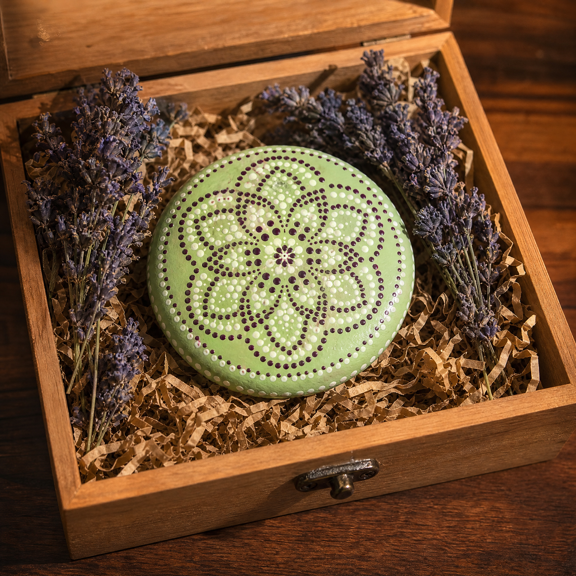 Herz der Frühlingswiese – handbemalter Mandala-Stein, Herz-Deko als Geschenkidee