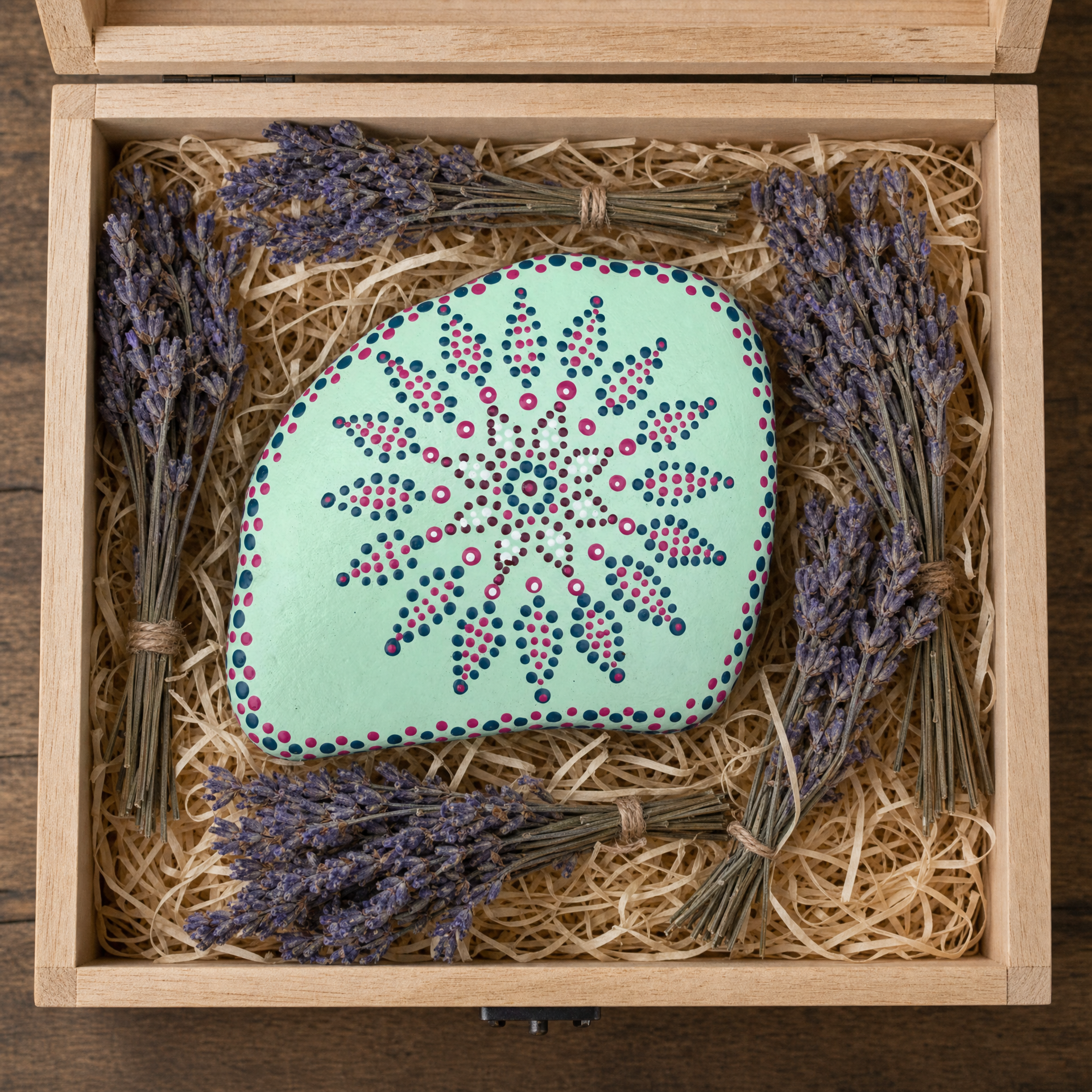 Tanz der Sternenpunkte – handbemalter Mandala-Stein, Deko-Unikat als Geschenkidee